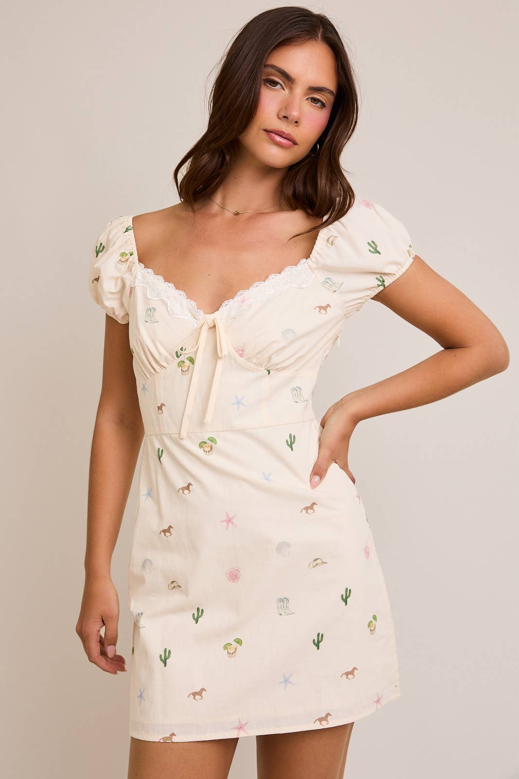 SWEETHEART NECKLINE COASTAL COWGIRL GRAPHIC MINI DRESS: CREAM / L