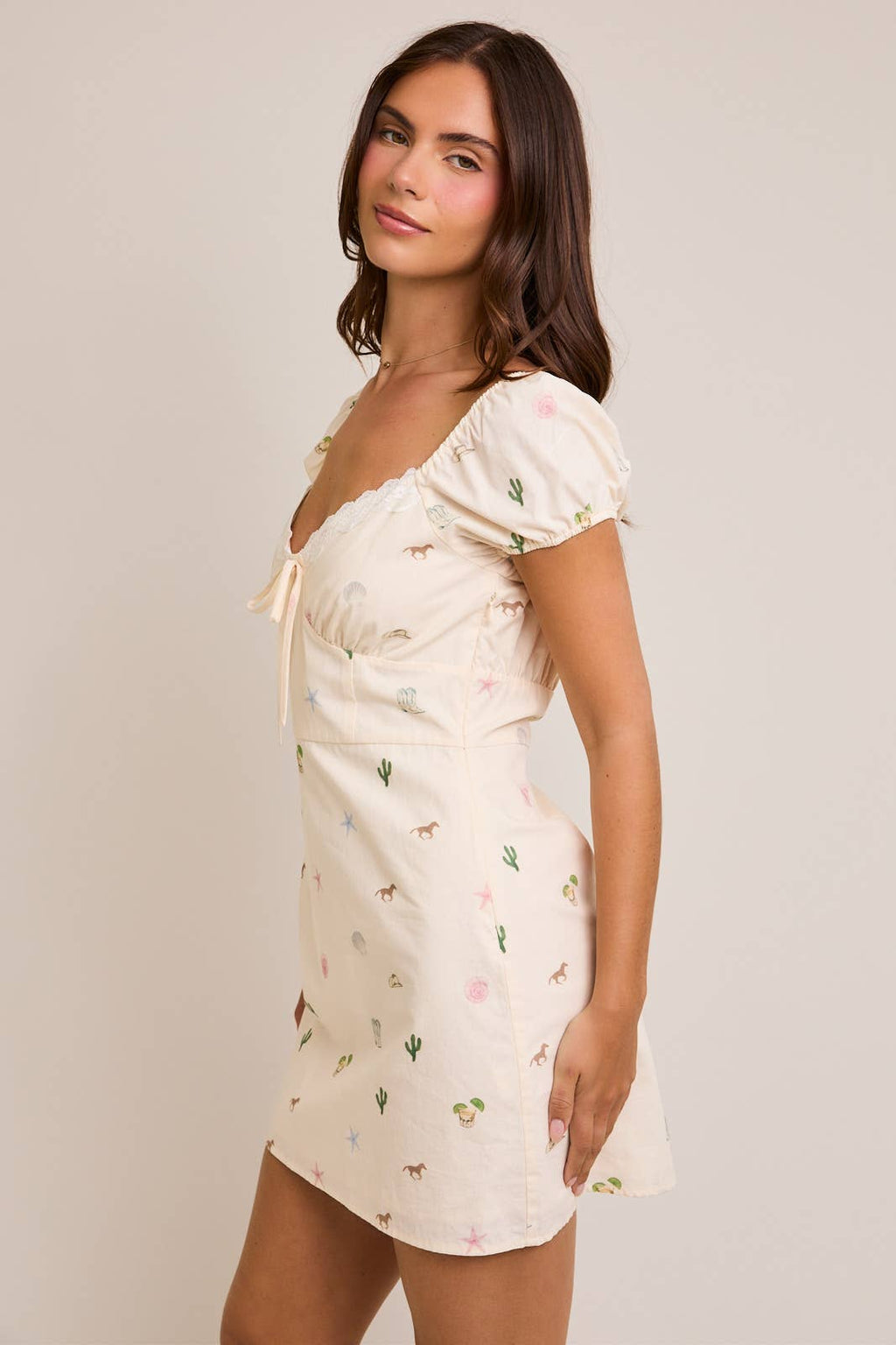 SWEETHEART NECKLINE COASTAL COWGIRL GRAPHIC MINI DRESS: CREAM / L