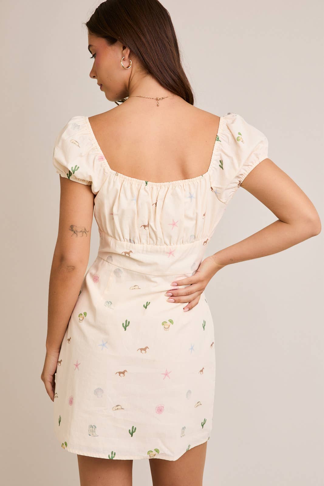 SWEETHEART NECKLINE COASTAL COWGIRL GRAPHIC MINI DRESS: CREAM / L